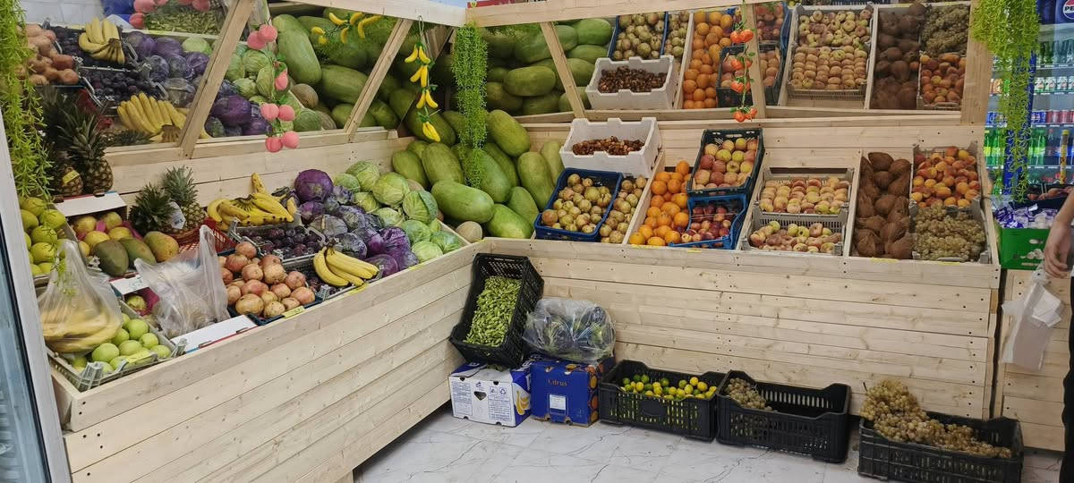 سلام عليكم ميز مخضر شغل درجة اولى كلفنه مليون و ١٠٠ نريده ب ٦٠٠ وبي مجال مكانه حي ميسان القياسات 3x3x3 وعرض متر تقريباً ***********
