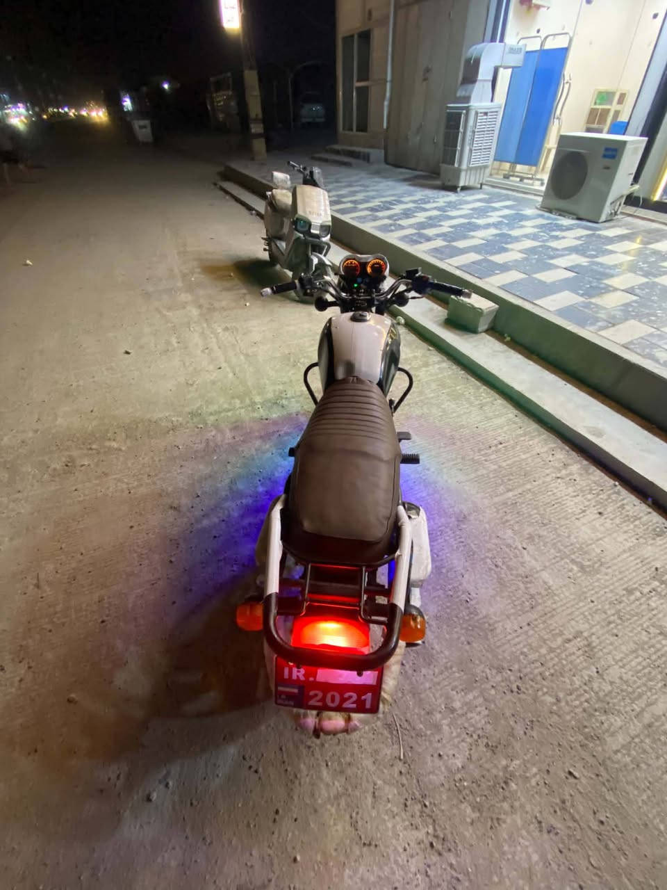 دراجة للبيع👻🏍️
النوع /دايوان 

الموديل/2021
اوراق سحب 🫵🏾💲

برغي ما مفتوحح الدراجه خير من الله 

السعر/900وبية مجال خير من الله 💲

المكان ديالى بعقوبة الرحمه مقابيل شارع ابو رسول🛜

الي يريده يراسلني أو يتصل ع رقم ***********📲

 الي مايشتري لا يتعبنهه.🙅🏾
