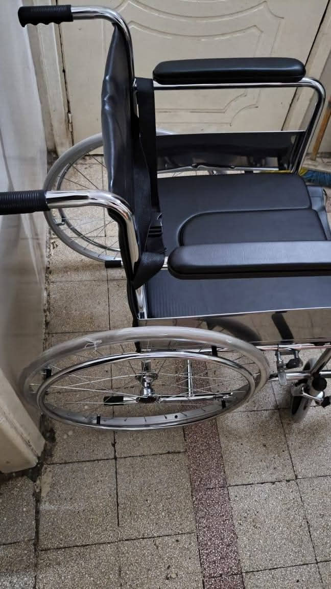 كرسي متحرك مال تواليت جديد بالكرتون البيع العنوان قضاء الشطرة الناصرية هذا رقم موبايل صاحب لكرسي ***********سعره 130شراي تصال على رقم فقط
