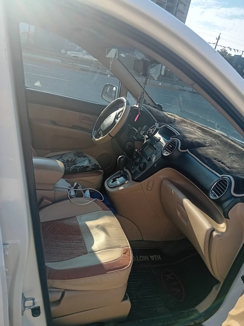 السلام عليكم  كيا كارينز ٢٠١٢ محرك وكير جيد جدا تاخم تاير نضيف بيه صبغ اربع قطع بدون دواخل مكاني المنصور السعر ١٢٠ $وبيها مجال  رقم تلفون  ***********
