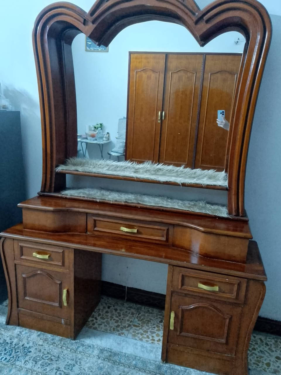 السلام عليكم غرفه مستعمله للبيع سعره ٦٥٠ وبيها مجال ***********
