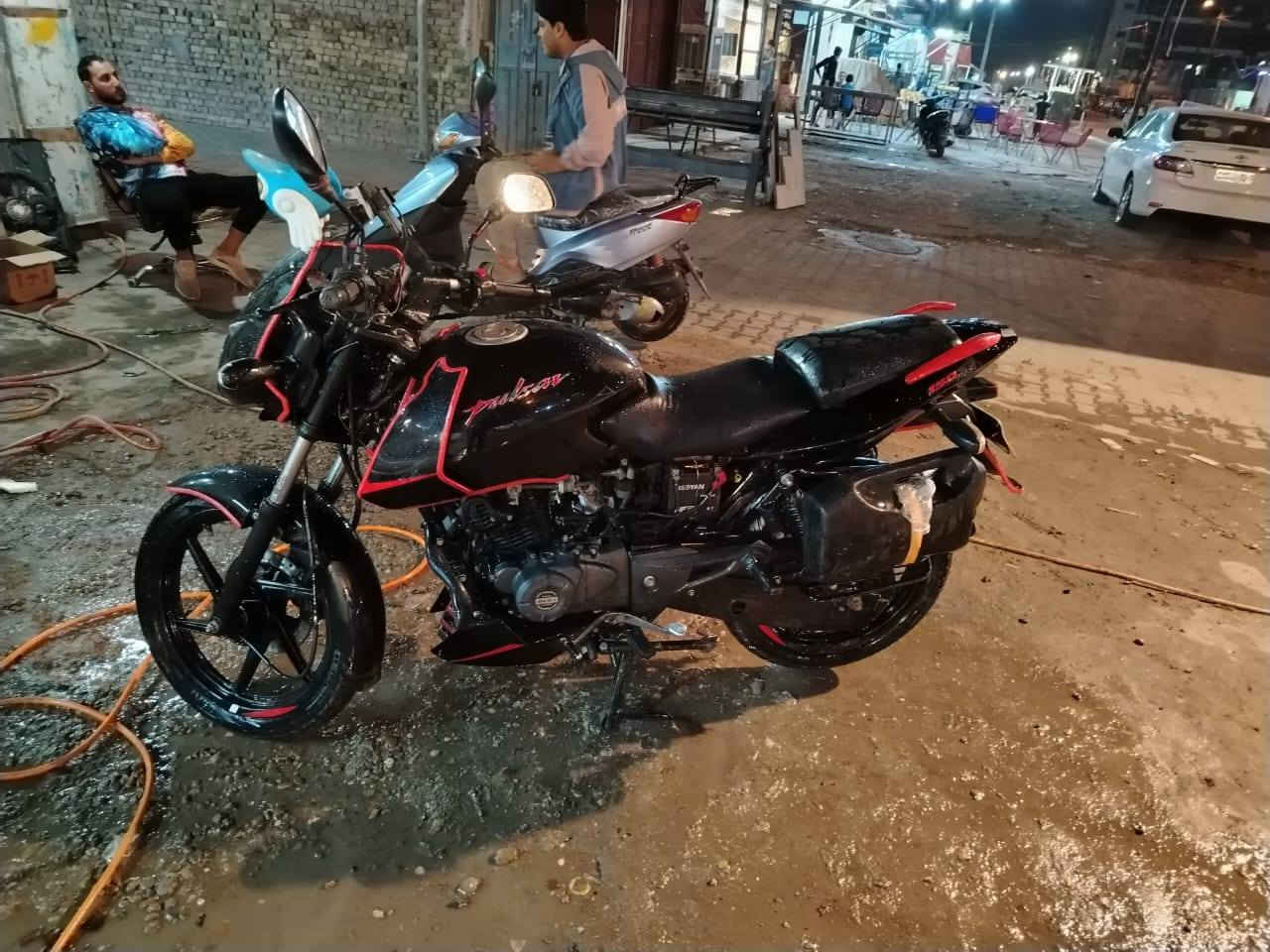 بولسر 21 للبيع مرقمة بأسمي تحويل ثاني يوم دراجه خير من الله مكينه وكير وكهربائيات كله شغال لا تنقيص ولا نضوح ولا تبخير ولا صوت بيها ملاحظات بصيطه مثل صفاحية وباتري تعبان المكان بغداد شهداء البياع السعر 1650 وبيها مجال ***********
