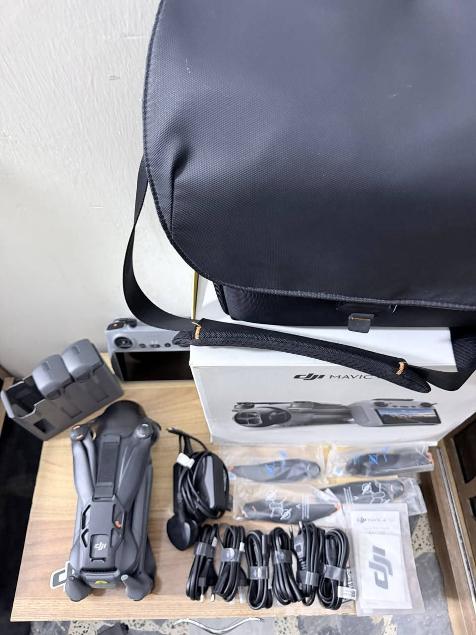 السلام عليكم 
dji.   
MAVIC.  4.    PRO.  KOMPO. SMART
مافك فور برو كومبو سمارت 
درون نضافه 100/100 
مكفوله من شخط جدااا نضيفه 
ستعمال قللللليل 
السعر وكل التفاصيل داخل الاستوري 
مكاني بغداد الاعضميه 
***********

