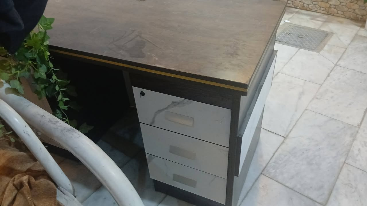 ميز مكتبي نظيف جدا جدا للبيع مكان نجف حي الجامعه للاتصال *********** السعر ١٥٠الف
