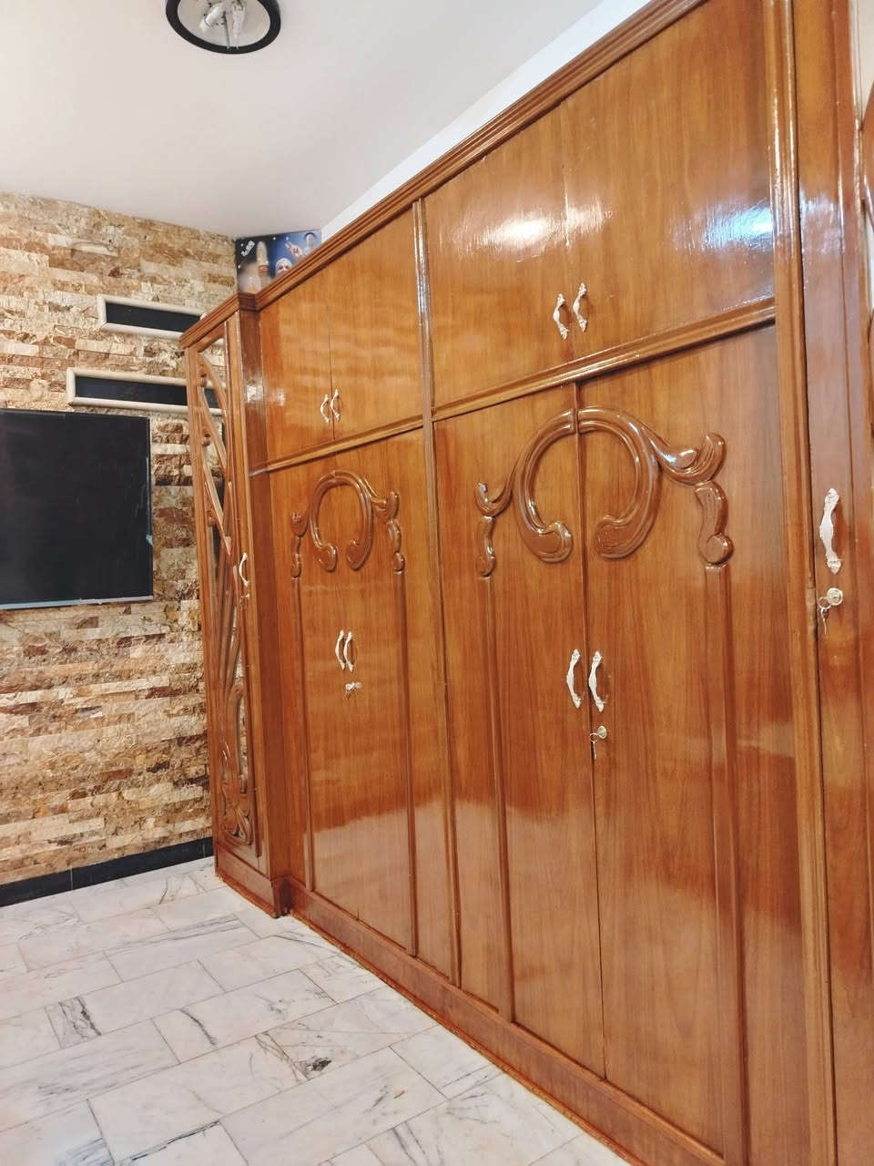 غرفة نوم تسكام صاج داخل وخارج شغل ثقيل استعمال قليل مابيها اي ضرر السعر 850 العنوان حلة حي الجزائر ***********. ***********
