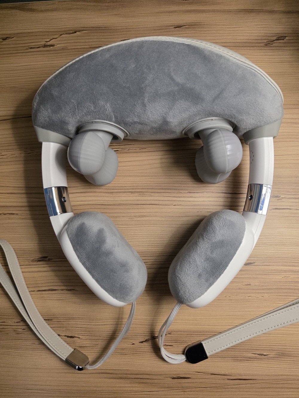 جهاز مساج رقبة من العلامة التجارية المشهورة والمرخصة لاجهزة المساج 
ARES uNeck Smart Massager

✅ جديد نهائياً – غير مستخدم
✅ تم الشراء من وكالة DNA الجديدة في مول الجادرية
✅ ضمان سنة كاملة مع الوصل

السعر الأصلي: 145 ألف دينار
💥 سعر البيع السريع: 125 ألف دينار عراقي فقط

المميزات:
	•	3 أوضاع مساج فعّالة
	•	سرعتين للتحكم بقوة المساج
	•	درجتين حرارة للتدفئة وتخفيف شد العضلات
	•	خفيف وسهل الحمل
	•	مناسب للاستخدام في دف المكتب، الجامعة، أو أثناء الجلوس الطويل أمام الحاسبة
	•	شحن USB-C وبطارية ممتازة

الجهاز مثالي لآلام الرقبة، التعب، الجلوس الطويل، أو بعد الدوام

⚠️ السعر نهائي وللبيع السريع 125,000 الف دينار عراقي
📩 التواصل خاص للجادين فقط والتوصيل مجاني للساكنين في بغداد.