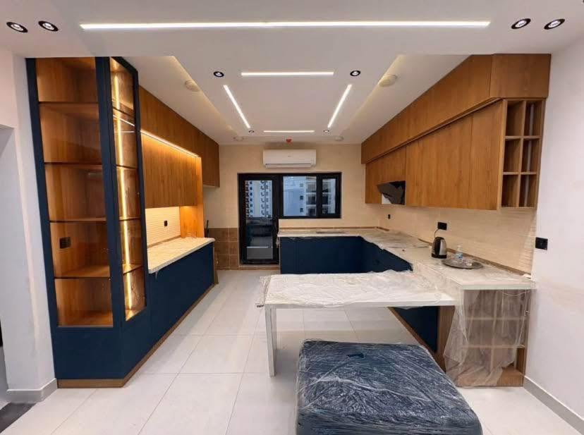 🏢 شقة فاخرة للإيجار بالكامل - تأثيث راقي وجديد (لم تُستخدم من قبل) ✨
📍 الموقع:بغداد - شارع مطار المثنى - مجمع دار السلام السكني (على الشارع الرئيسي للمجمع وشارع مطار المثنى).
📐 تفاصيل الشقة:
 البناية: BA2 - الطابق عالي.
 المساحة:205 متر مربع.
 التصميم الداخلي
   * 3 غرف نوم.
   * 3 حمامات.
   * مطبخ مفتوح على الصالة.
   * غرفة استقبال وطعام.
 الخدمات:كراج تحت الأرض + كراج أمام بناية الشقة (فوق الأرض).
✨ مميزات الموقع الاستراتيجي:
تتميز الشقة بموقعها القريب من أهم المراكز الحيوية في العاصمة:
 * 🏛️ مجاور لجامعة آشور الأهلية.
 * 🌳 5 دقائق عن متنزه الزوراء.
 * 🚊 5 دقائق عن محطة القطار العالمية وكراج العلاوي المركزي.
 * 🏛️ 7 دقائق عن معرض بغداد الدولي.
 * 🛍️ 10 دقائق عن المنصور - مول المنصور.
 * 🕌 10 دقائق عن الكاظمية (كورنيش الكاظمية).
 * 🌊 10 دقائق عن الأعظمية (كورنيش الأعظمية).
 * 🛒 15 دقيقة عن مول العراق.
 * 🏙️ 15 دقيقة عن الكرادة.
 * ✈️ 30 دقيقة عن مطار بغداد الدولي.
📞 للاستفسار والتواصل:
للمزيد من المعلومات أو لتنسيق موعد للمعاينة، يرجى الاتصال أو التواصل عبر الواتساب على الرقم التالي:
***********
