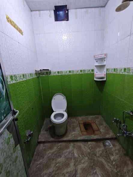 ✨دار للإيجار✨
♦️المساحة 300 متر ♦️ 

🟢 يحتوي على 3 غرف،واستقبال، وكلدور ،ومجمع صحيات داخلية وخارجية وحديقة ،

🔵 موقع مميز : الحلة نادر الثانية قرب الشارع الرئيسي 
امام الدار حديقة كبيرة وشارع عريض 15 متر 

🟡 يصلح روضة ، مكتب ، شركة ، معهد ، سكني 

🟤 للإستفسار الإتصال على الرقم:
***********
