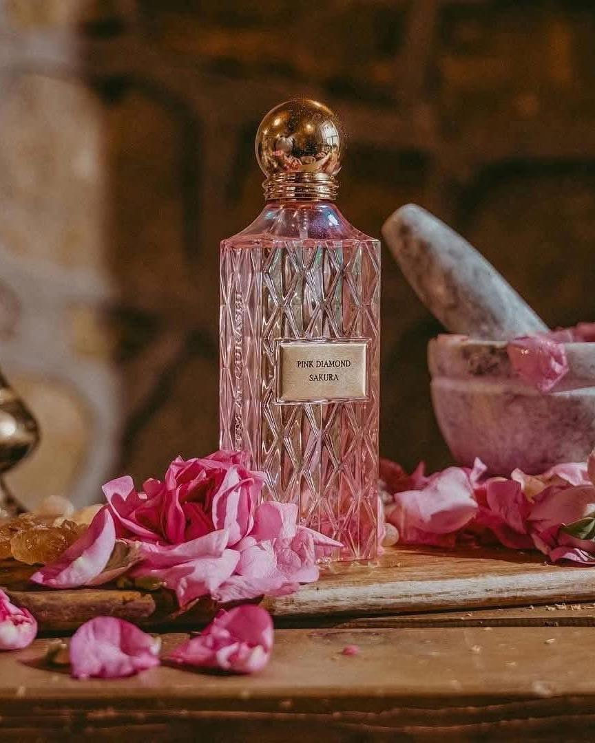 Ibrahim Al Qurashi Pink Diamond - Sakura 150 ML

هو وصفٌ لكلِ جمال.. والتألق الذي لا ينضب على مر السنين.. كجوهرة نفيسة تخطف الأنظار وتسرق الفؤاد بحب ولطف
تغلف بتلات الورد الرقيقة بقوة خشب الصندل، وبين اللحاء والأزهار هناك مجموعة من النفحات مدعومة بمقدمة العطر منعشة بطلها زهر البرتقال متعانقًا مع الزنبق الذي يتأرجح على قاعدة العطر رزينة وجذابة من المسك والعنبر الفاخر كوشاح وردي حريري يلتف حولك. يدعوك عطر بينك دايموند لتشاركه رحلة عبر الموجات العطرية الفاخرة.
التركيبة العطرية:
• مقدمة العطر: زهرة الفاوانيا ، زهرة البرتقال، ماندارين
• قلب العطر العطر: زهور، الزنبق، أزهار الكرز
• قاعدة العطر العطر: خشب الصندل، المسك الأبيض، عنبر

للحجز مراسلتنا
#ابراهيم_القرشي #pink_diamond #pinkdiamond #ساكورا #عطر #السعودية🇸🇦 #السعودية_الرياض #العراق🇮🇶 #العراق #العراق_السعودية_قطر_الامارات_الكويت_البحرين_اليمن_الخليج_سوريا_مصر_لبنان_الجزائر_تونس_المغرب_قطر_دبي


**إذا كنت صاحب هذا الإعلان وتريد حذفه لأي سبب، رجاءا أرسل رسالة إلى الدعم الفني**