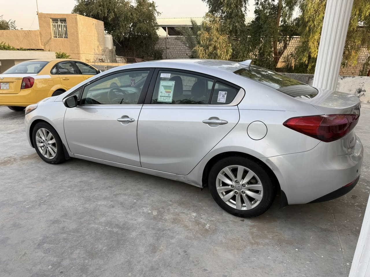 السلام عليكم كية فورتي موديل 2015 وارد أمريكي حادثها بصيط حيل السعر ١١٠ ورقة وبيها مجال عنوان بغداد قرب البسماية ***********
