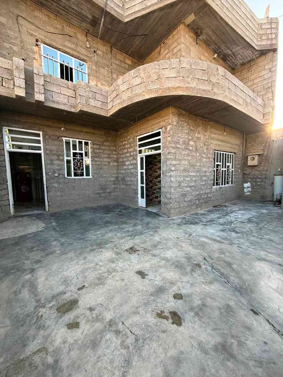 سلام عليكم متابعين مكتب دار الامان للعقار 🏠
دار سكني للبيع 
العنوان 📍 الديوم ال 3000 يسار السيطره القديمه قريب عل الجامع 
المساحه : 200م  
طابقين اربع غرفه كلها سقوف ثانوي المرتب البيت بس يحتاجه واجهيا 
صاله استقبال معزولها مطبخ و٣ مجموعه صحيه 
السعر : 130 مليون وبي مجال 
للاستفسار هـ : ***********
