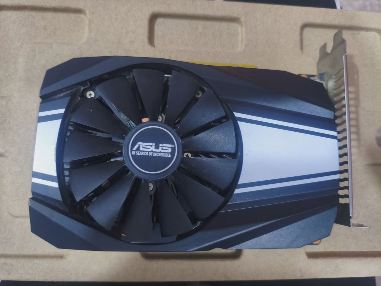 السلام عليكم...  عندي كرت شاشة ASUS Phoenix GeForce GTX 1660 Super 6GB GDDR6 للبيع.
الحالة: نظيف جداً استخدام نظيف ومضمون وما مفتوح سابقاً (ستيكر الضمان بعده على البرغي).
الأداء: الكرت قوي جداً بالألعاب (يشغل أغلب الألعاب القوية على دقة 1080p بإعدادات ممتازة وبفريمات عالية)، وممتاز لجماعة المونتاج والتصميم.
المميزات: حجمه مدمج (Single Fan) يرهم على أغلب الكيسات وما يستهلك طاقة هواية
ومن ارقى براند ASUS
سعر ١٥٠ وبي مجال 
موقعي بغداد سيدية 
لا يوجد توصيل .


**إذا كنت صاحب هذا الإعلان وتريد حذفه لأي سبب، رجاءا أرسل رسالة إلى الدعم الفني**