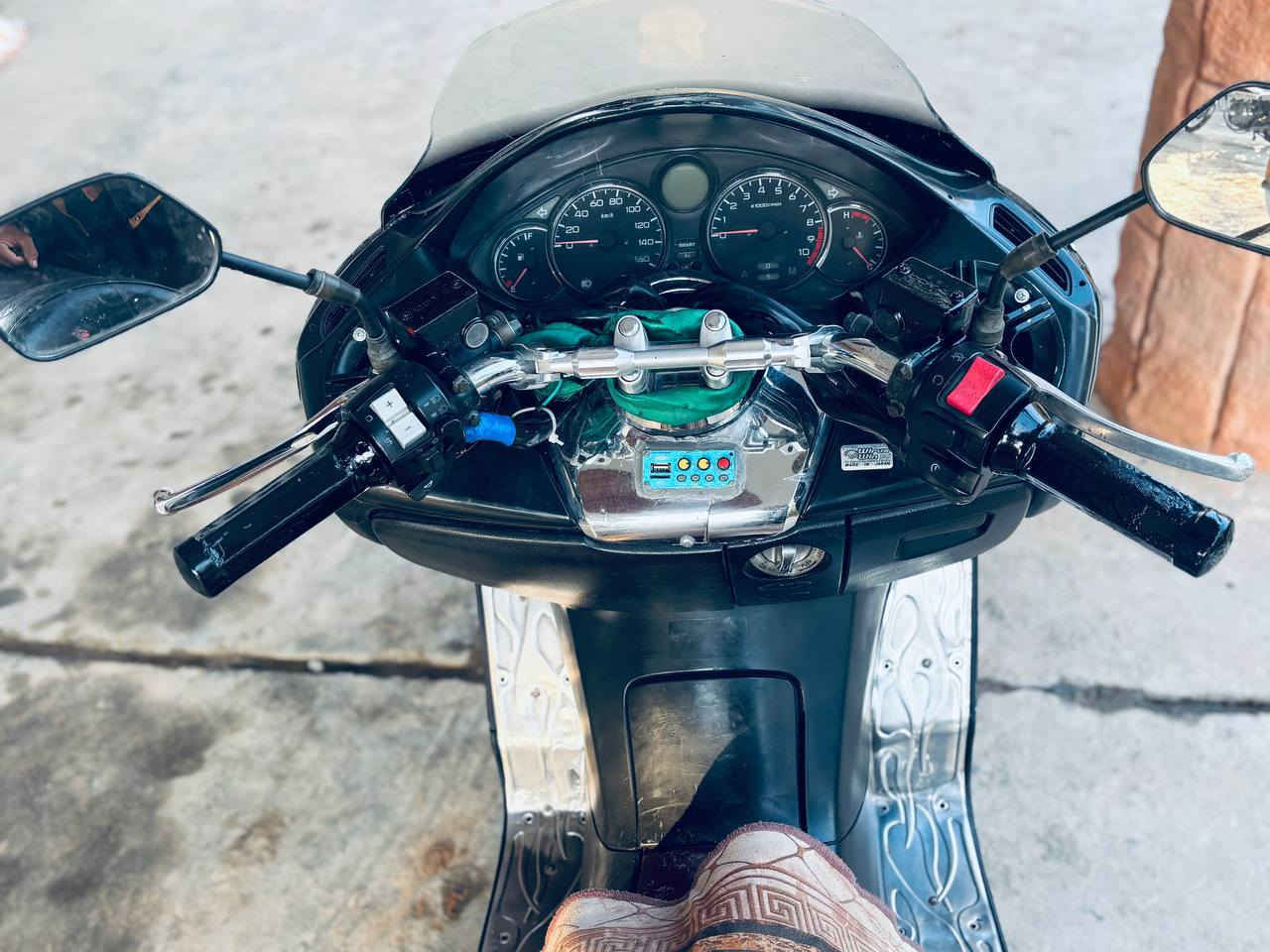 #بيع والسعر خاص . او . #مراوس بدراجه دايون نفخ او لايتي
نوع الدراجه : فورزا 08 كرستال گير ملغي 
اوليات الدراجه : گمرك مدفوع 
حجم المحرك : 250cc
حالة المحرك : بدون تنقيص او تبخير 
كهربائيات كامله 
مسجل وسماعات شغال 
جگ جنطه شغال + گلوب جنطه 
عليها ادامه { عبوه + فيتبم جدد + بلك ونوزل جديد } 
حالة الكفرات : نظافه ٩٠٪
اكزوز رياضي 
طخم تاير حاويه
منظومة تبريد محرك كامله ومي كله زيتي 

الدراجه محتاجه فقط شغلتين دوشمه كشن قبق جنطه + تبديل قايش غيرها ماكو 
الدراجه حلوه وناعمه وخير من الله 
مكاني بابل سدة الهنديه منطقة المهناويه 

اخوان رجاء اخوي فقط الشراي او الي عده مراوس يتواصل خاص . ويدلل


**إذا كنت صاحب هذا الإعلان وتريد حذفه لأي سبب، رجاءا أرسل رسالة إلى الدعم الفني**