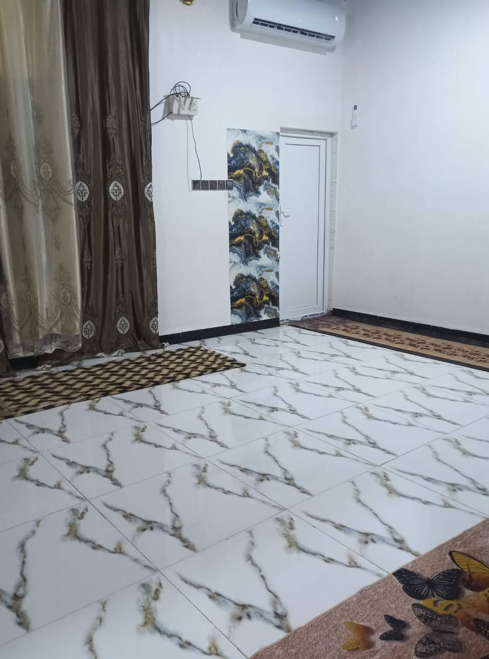 السلام عليكم 
الدار للبيع 
المكان آل مراد خلف الملعب إلي بشارع السياسيين 
البيت كامل مكمل ما ناقصه شي 
عكاده حديث بناء ٢٠٢٥
غرفتين وصاله واستقبال ومطبخ حار وبارد وحمام داخلي نظام سويت وطارمه ومجمع صحيات خارجي 
للاستفسار الاتصال على الرقم ***********
