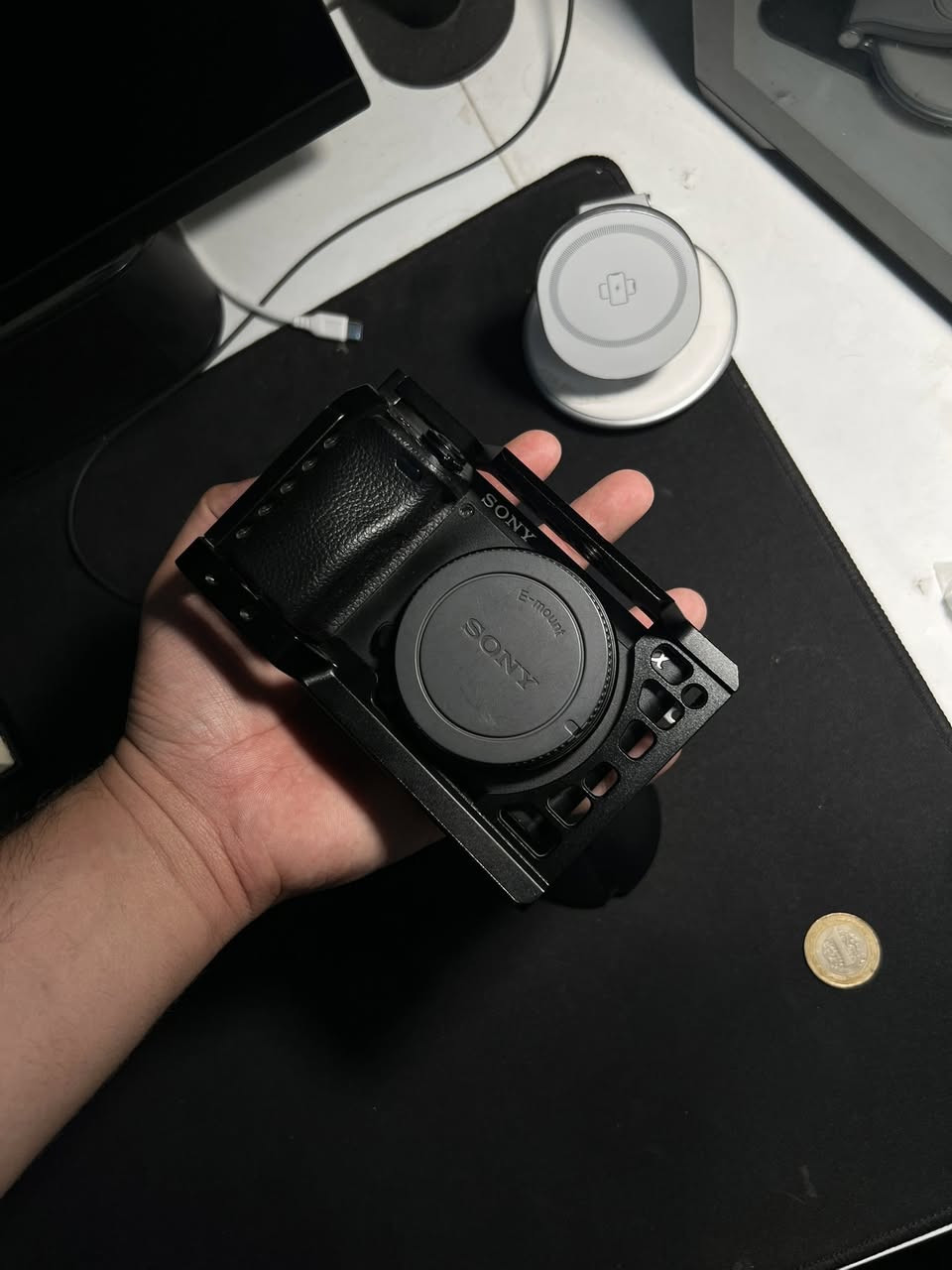 🛑 عرض بيع متكامل (Sony a6400) 🛑
للبيع كاميرا Sony a6400 بحالة ممتازة (نظافة 95%) مع كامل ملحقاتها الأصلية والكرتونة، بالإضافة إلى مجموعة من المعدات الاحترافية:
📸 محتويات العرض:
• جسم الكاميرا: Sony a6400 (نظافة عالية جداً).
• الحماية: كيج (Cage) حديد متين لحماية الكاميرا وتركيب الملحقات.
• الطاقة: 4 بطاريات للكامرة
• الشحن: 2 شاحن خارجي لبطاريات الكاميرا.
🖥️ قسم الشاشة والمراقبة:
• الشاشة: FEELWORLD F6 Plus (شاشة احترافية تدعم اللمس و 3D LUT).
• بطاريات الشاشة والإضاءة (عدد 3) من نوع NP-F:
1. فئة 6600 mAh.
2. فئة 4400 mAh.
3. فئة 2200 mAh.
• شواحن بطاريات الشاشة: 3 شواحن (2 مفرد + 1 مزدوج).
💰 السعر النهائي:
1,000,000 دينار عراقي (مليون)


**إذا كنت صاحب هذا الإعلان وتريد حذفه لأي سبب، رجاءا أرسل رسالة إلى الدعم الفني**
