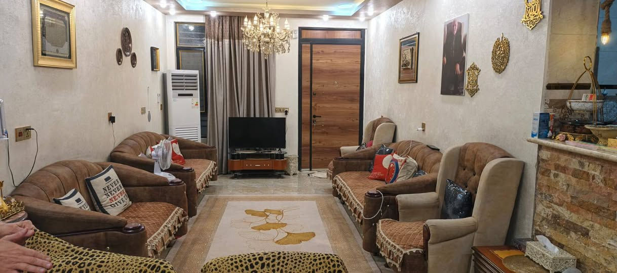 السلام عليكم للبيع للبيع يوجد لدينا مشتمل 100 متر الوجهه 5 والنزال 20 في منطقه حي  الطائي خلف المصرف يحتوي اربع غرف نوم وصاله ومطبخ وخدمات هاتف ***********
