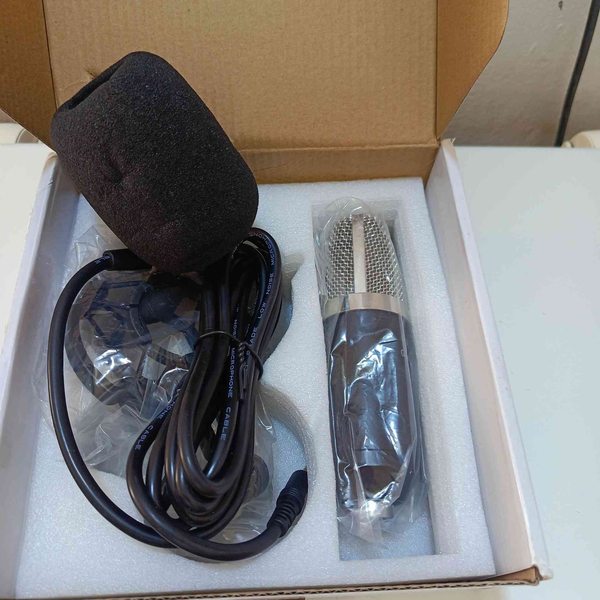 متوفر ميكروفون مكثف (Condenser Microphone) مصمم لتسجيل الصوت والموسيقى باحترافية.نوع الميكروفون: مكثف أحادي الاتجاه (Uni-directional)، 
مما يعني أنه يلتقط الصوت بشكل أساسي من الأمام ويقلل من الضوضاء الخلفية.الاستخدام: مناسب للاستوديوهات الاحترافية، التسجيل المنزلي، البث المباشر، والألعاب.الجودة: يوفر إعادة إنتاج ممتازة للصوت (Excellent Reproduction of Voice and Music).

السعر 18 
يوجد توصيل الى جميع محافظات العراق
@أبرز المعجبين


**إذا كنت صاحب هذا الإعلان وتريد حذفه لأي سبب، رجاءا أرسل رسالة إلى الدعم الفني**