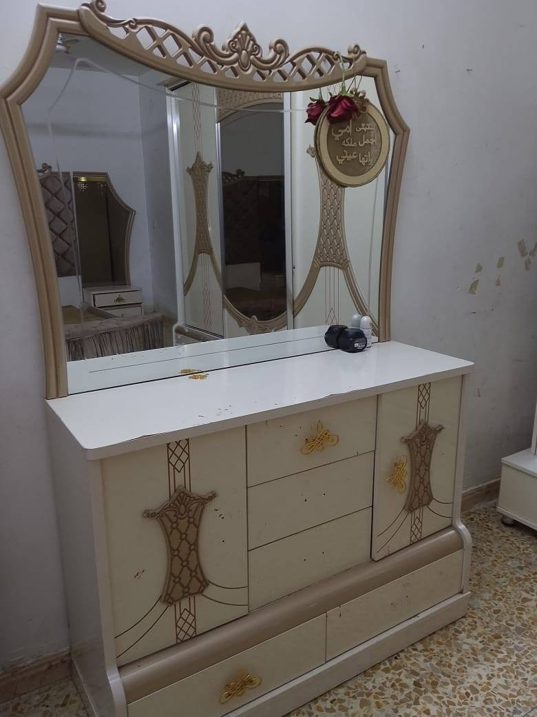 السلام عليكم غرفه النوم للبيع 10 قطع الغرفه رادلهه ملحضات بصيطه الشراي يتصل 
***********  مكاني الشعب حي التجار
