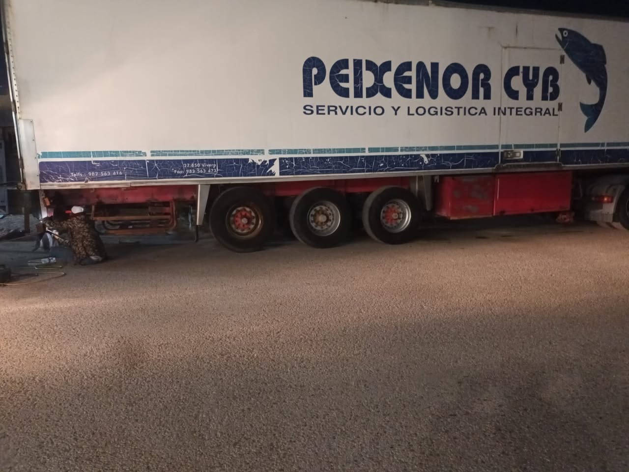 للبيع براد شيرو جهاز سي ام اكس ارتفاع 265سمك 7تايرات نص عمر باتري نص عمر موديل 2003سعر 125 مكان رمادي ***********
