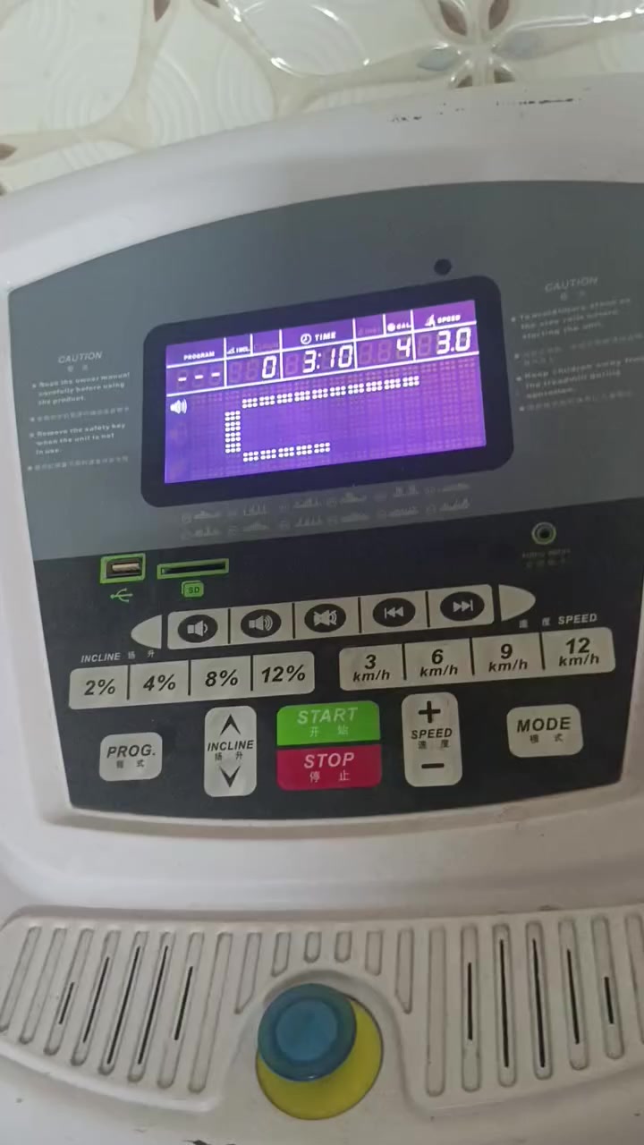 السلام عليكم  جهاز جري 🏃💨💨 ايطالي وزن ثقيل بي جبلي عدد السرع ١٨ بي قياس نبضات القلب وبي وديجي الجبلي بي ١٥    س ١٧٥ وبي مجال بسيط مكاني بغداد مدينة الصدر وهذا رقمي ***********
