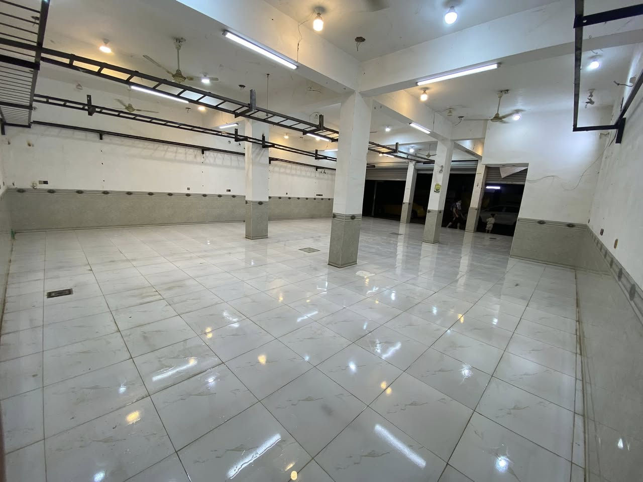 السلام عليكم يوجد مجمع للايجار مساحته 230 متر واجهيته 12 متر ونزال 20 متر 3كبنكات كبار يوجد بي صحيات ماء حار بارد مكان مميز وتجاري بسوك بشارع الامسية كهرباء ثري فيز خط مولد شغل درجه اولى الاستفسار ***********
