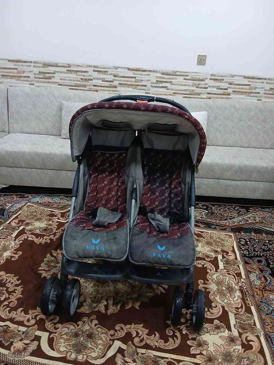 عارەبانەی دوو نەفەری مناڵان ، حەجم گەورەیە ، تایە گەورەیە شەریکەی vava یە زۆر تۆکمەیە ، قایشی بەستنەوەی هەیە ، کورسیەکانی تەخت تەخت ئەکرێن بۆخەوتن بۆیە لەتازە لەدایک بوەوەبۆی ئەبێ تا 5 ساڵی ، ژێرێکی گەورەی پێوەیە بۆشت هەڵگرتن 
تایە و ئیستۆپی مەزبوتە و بچوک ئەکرێتەوە بۆناوسەیارە 
سعریشی زۆر گونجاوەو قفڵی 55 هەزارە بێمعامەلە
سلێمانی ، گەیاندن هەیە*********** السليمانية, العراق
