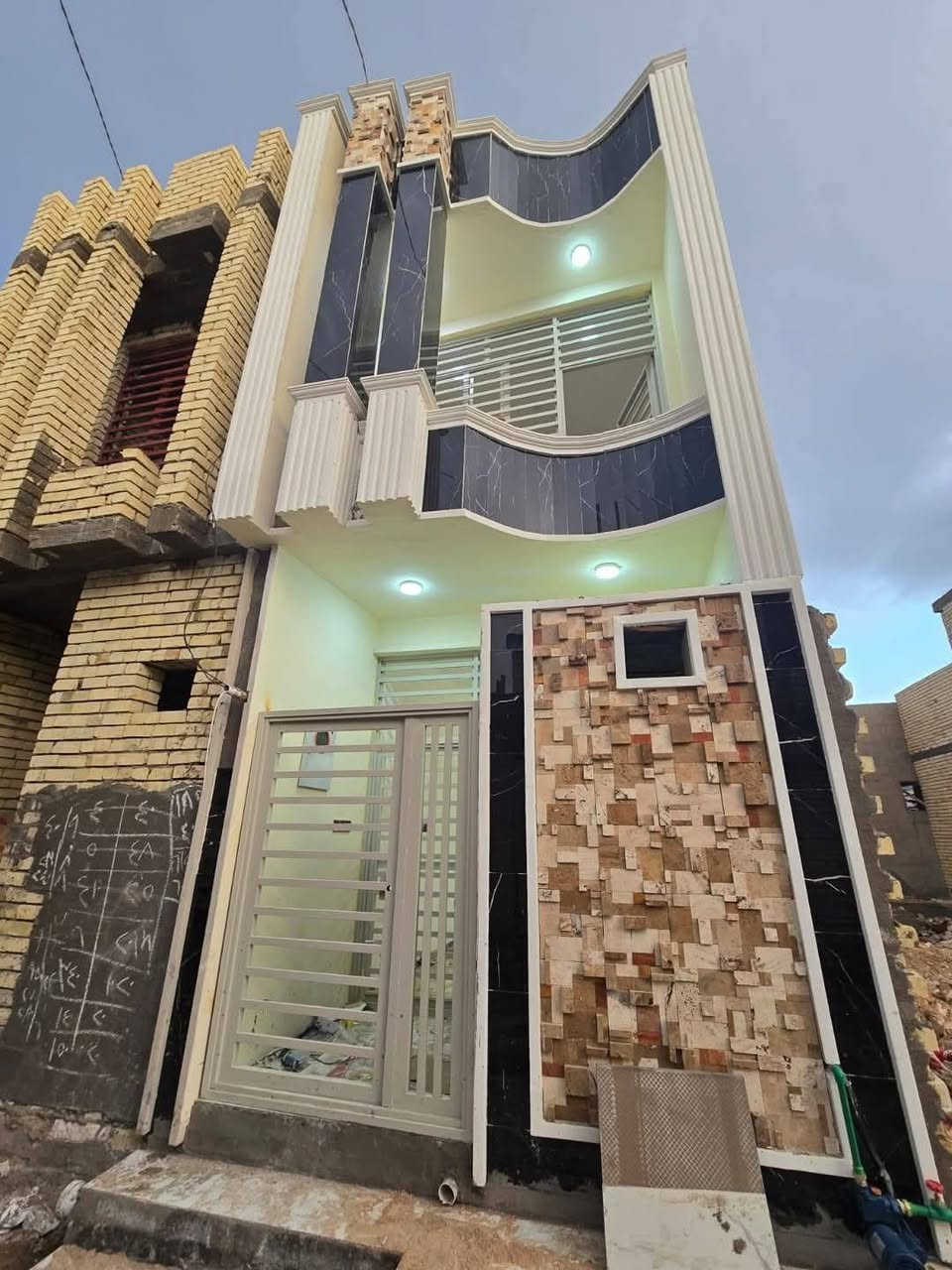 كادر صباغين متفرغ للعمل بانسب الاسعار مستعدين لصبغ الدور والبنايات ومعالجة قضايا الرطوبه وآثارها وتغليف الواجهات الخارجيه والديكورات المنزليه  الخارجية شغل واجهات درجه اولى كافت انواع التصميم واجهات طلس كوبلن لبخ تقطيع ترايش للاستفسار مراسله الصفحه أو ألتصال علئ هاذا الرقم ***********
