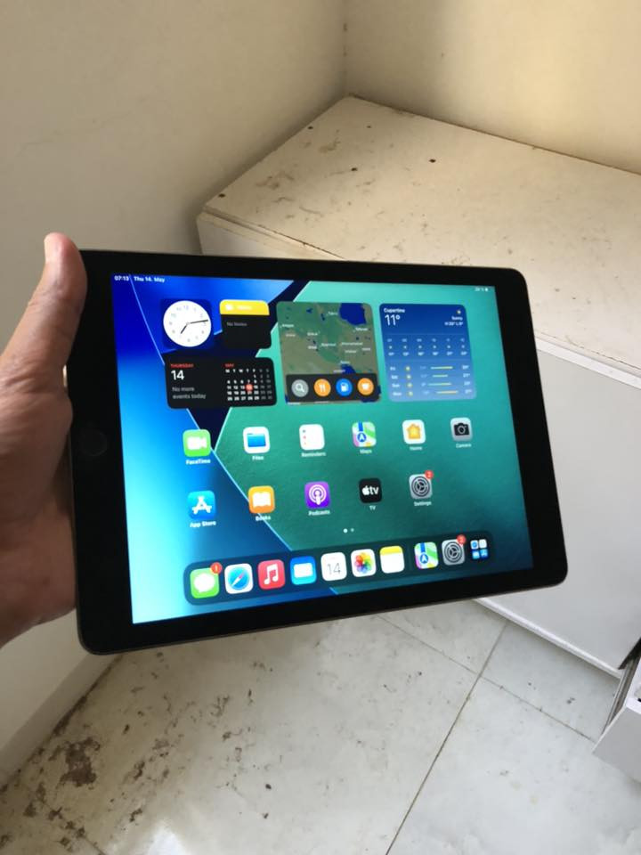 ipad 8
ذاكره 32
بطاريه 90% واعلى . إمريكي . نموذج M
نظافه 100%
ملحقات : كيبل 2 متر إصلي + قلم + سماعات airpods MAX
متوفر كميات كله وتربروف مفحوص حاسبه
فحص + ظمان 3 ايام
مناسب للألعاب والدارسه والعمل
 سعر 165 الف مع توصيل . سعر ثابت فقط شراي يدخل خاص 
للحجز ارسل رقمك وعنوانك


**إذا كنت صاحب هذا الإعلان وتريد حذفه لأي سبب، رجاءا أرسل رسالة إلى الدعم الفني**