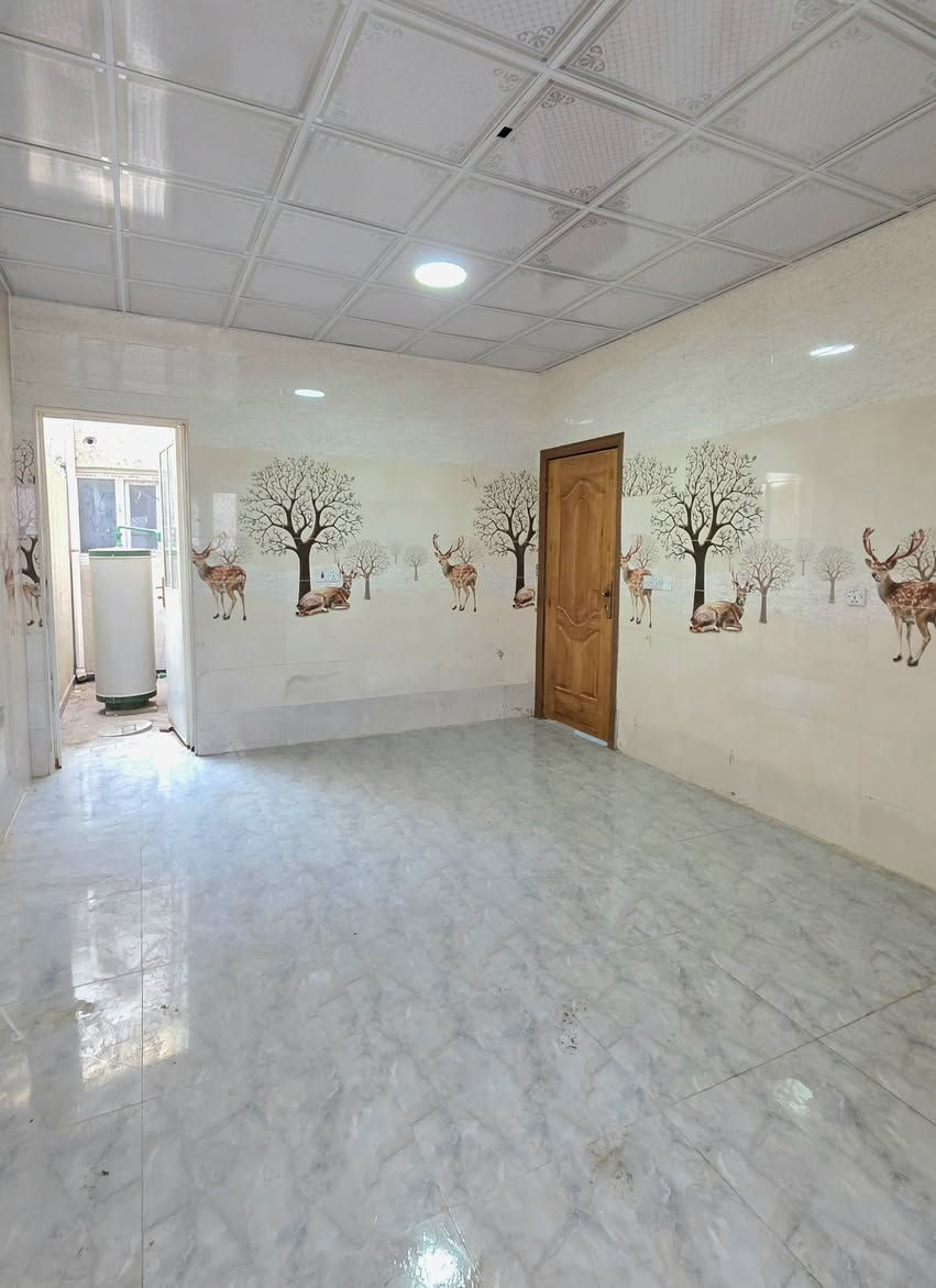 🏠 بيت  للإيجار في مجمع بوابة المثنى

🔴 المساحة: 200 متر.

🔴 البيت يتكون من: غرفتين نوم، صالة، استقبال، مطبخ، وحمامات داخلية وخارجية.

🔴 طارمة واسعة تكفي كراج للسيارة.

🔴  الخدمات: ✅ تانكي ماء عدد (2) ✅ ماطور ماء ✅ سخان ✅ خط مولدة سحب ✅ جهاز تحويل وطني مولد . 

 الإيجار: 300 ألف دينار بالشهر شامل الماء والكهرباء. 
🔴 شرط دفع إيجار سنة مقدماً.

📍 الموقع: مجمع بوابة المثنى.

📞 للاستفسار : ***********
