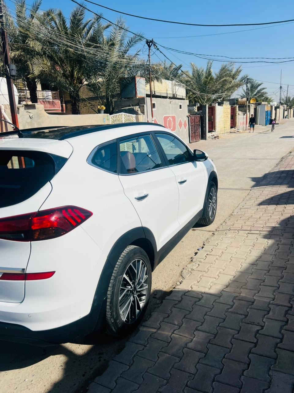 سلام عليكم توسان موديل2020 فول موصفات للاخير 1على 1  موصفات معروفه كفاله عامه ماعدى بارد مثل ما موضح بلسونار ماشيه 79 كيلومتر مكاني بغداد الشعب/السعر 218 وبيها مجال حك الجيه رقم الهاتف ***********
