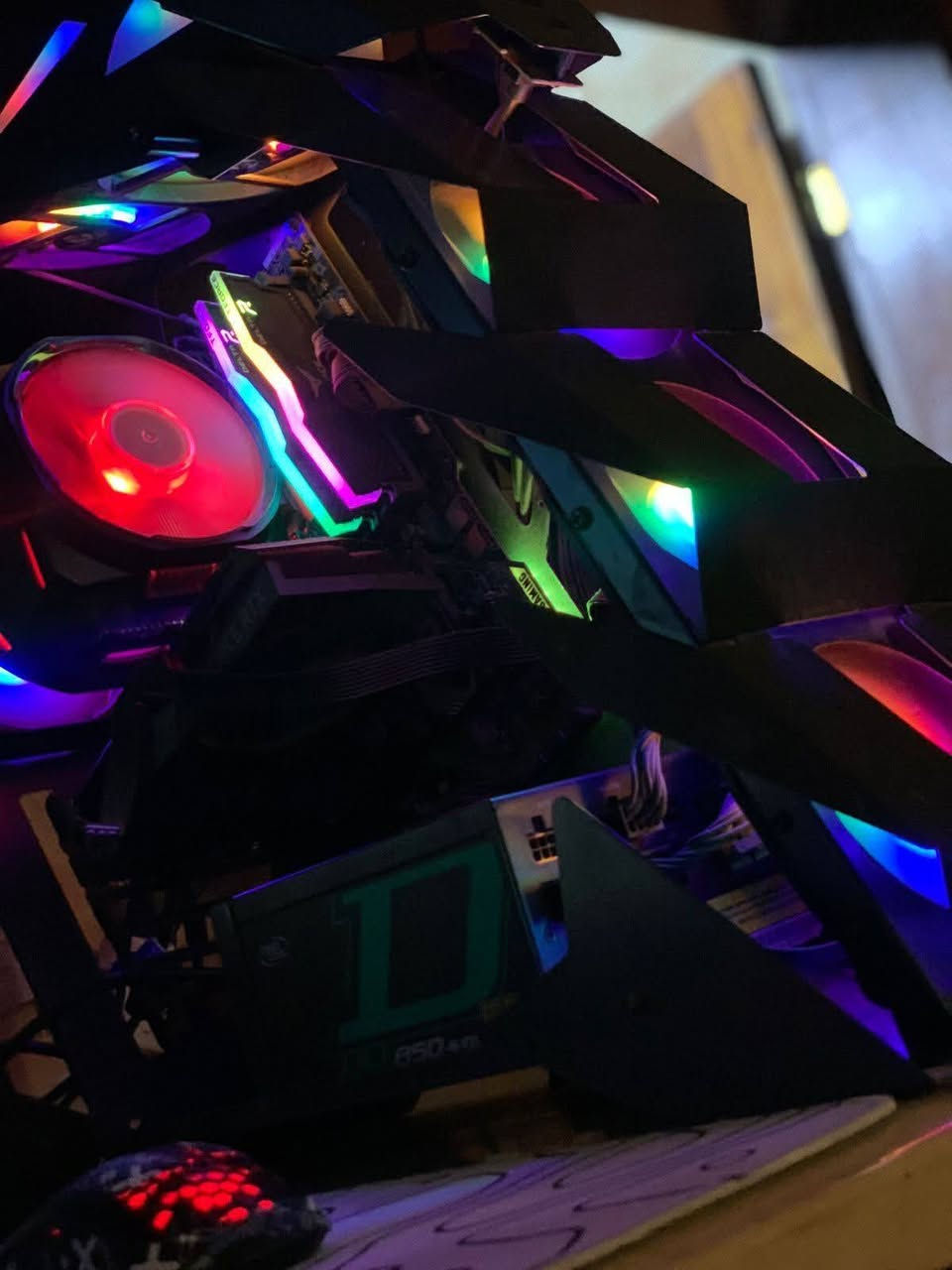 شباب سيت اب كامل من الالف للياء 
نجي للكيس :- 
CPU - AMD RYZEN 5 5600  
CPU COOLER - COOLERMASTER RGB
RAM - 16G (8*2) 3200MHZ  RGB
MB - ASUS TUF B450-PRO RGB
GPU - RTX 3060 TI ZOTAC GAMING 8G
HARD - SSD 1TB M.2 T-FORCE
 PSU - 850W DEEPCOOL
CASE - GAMING 6FAN RGB  
---------------
الملحقات :-
شاشه كيمنك - 165HZ 24 FHD 0.5MS 
ماوس كيمنك احترافي
كيبورد REDRAGON RGB
ماوس باد حجم كبير  
---------------
كراتين قطع موجوده 
السعر مليون و 250 كامل السيت اب 
مكاني بغداد - الحريه ما عندي توصيل 
واتساب ***********
اتصال ***********
