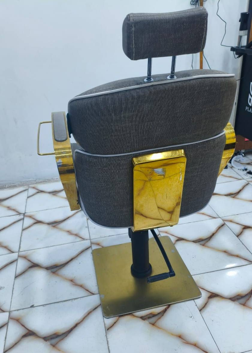 السلام عليكم
كرسي حلاقة للبيع كلشي شغال بي نضيف مثل ما بالصورة 
كربلاء قرب مجمع الدرة. سعره 250 وبي مجال. 
***********
