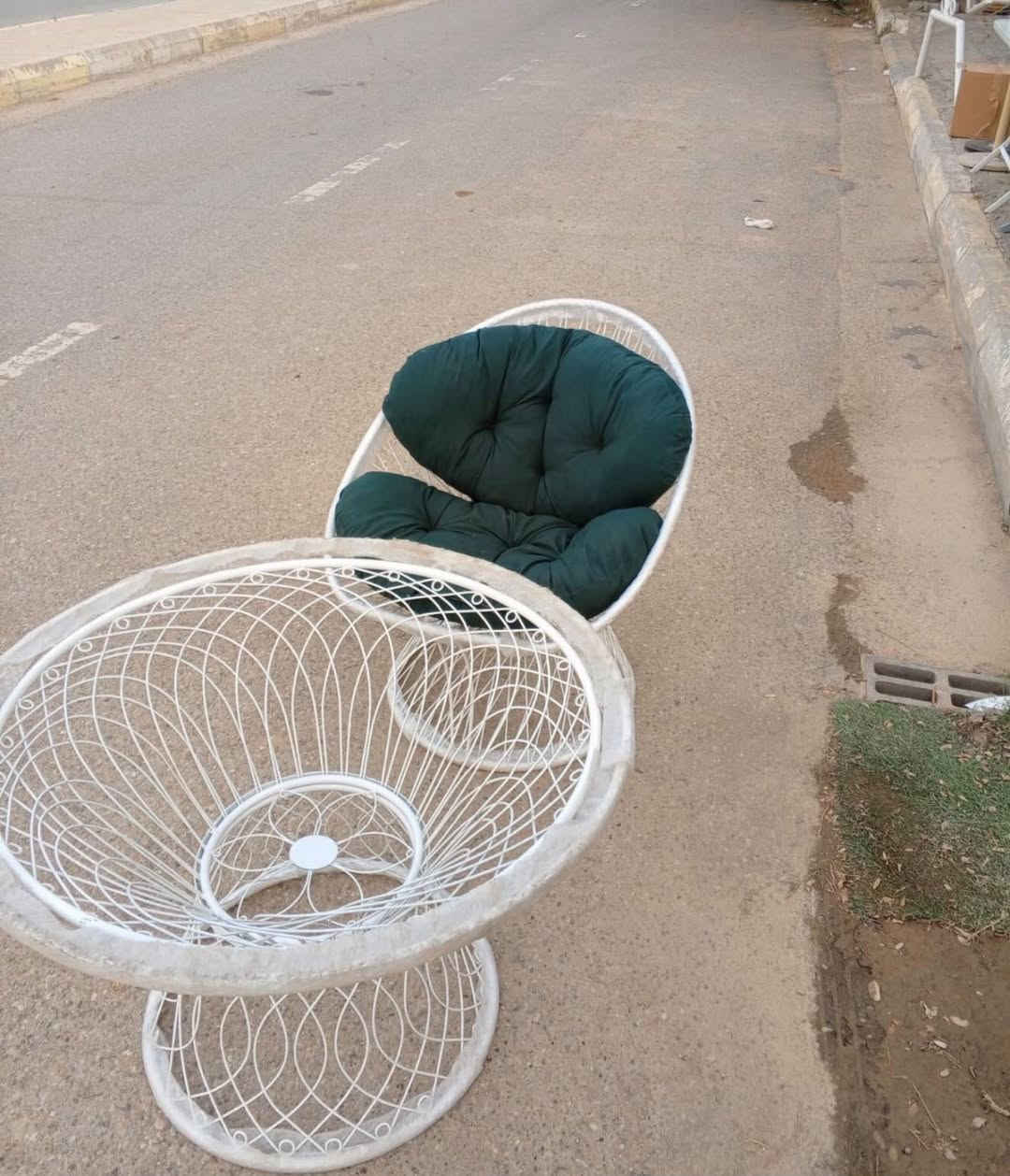 كراسي حديد عدد 4 وطاولة كللش مرتبات للحديقة مع الكوشات اربيل كردستان ستي للاستفسار *********** واتساب سعر 200 الف وبي مجال
