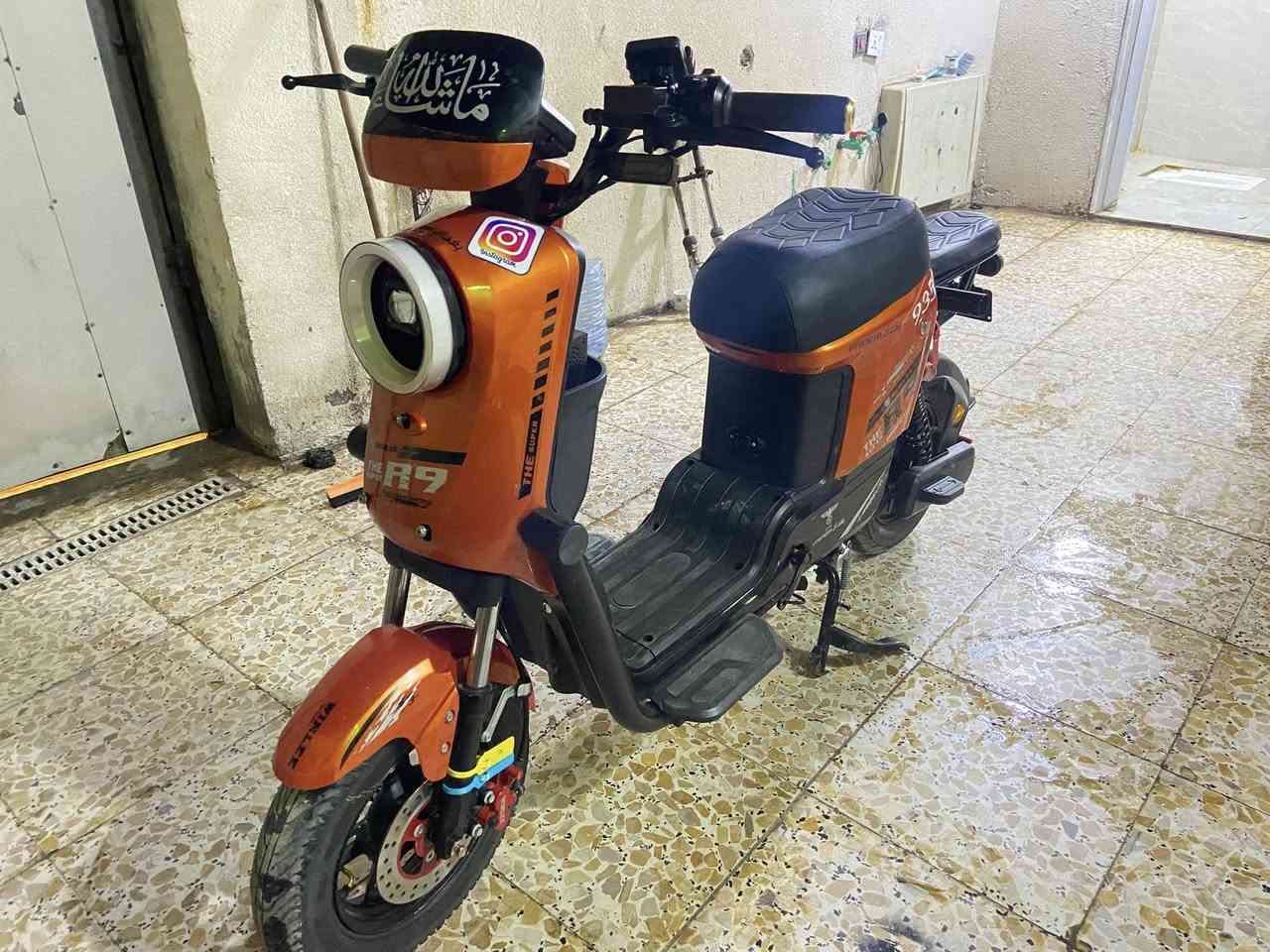 سلام عليكم لبيع دراجه شحن جديده كلش غراضه كله موجوده شتريناه ضلت بل بيت حته تايراته بعدهن بخطهن  صاله ٢٥ يوم من خذيناه العنوان بصره ٥ميل شارع حي طارق السعر ٥٠٠ بيهً مجال رقم الهاتف ***********
