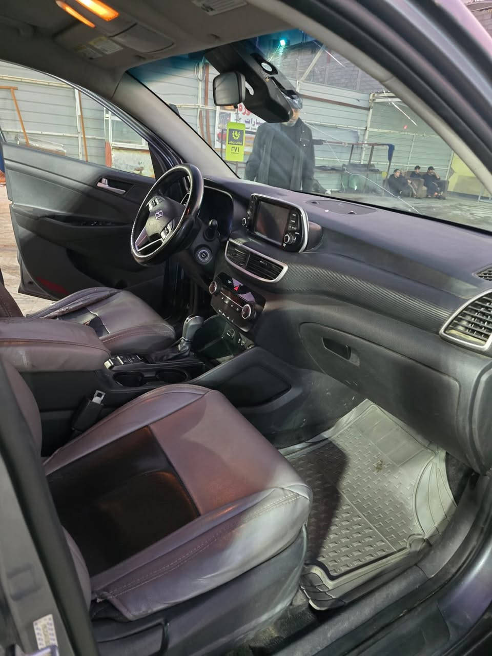 السلام عليكم مكلف بلنشر الي حب يتواصل ويه صاحب السياره توسان وارد أمريكي موديل ٢٠١٩ الحادث جاملغ مبدل وبنيد نفسه بس صبغ محرك جي دي اي ٢٤٠٠ ماشيه ١٣٠ شاشه وتحكمات وحساسات وهوايه بيها مواصفات السعر ١٥٥وبيها مجال الطيبين مكان سياره بغداد ولاستفسار على رقم صاحب السياره *********** جواد
