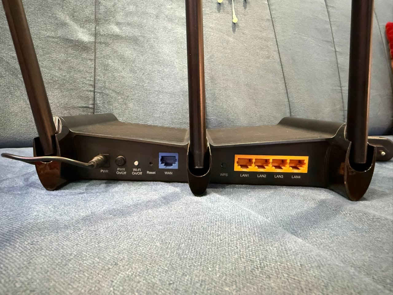 :
للبيع: راوتر TP-Link Archer C58HP (High Power) بحالة ممتازة

المواصفات والمميزات:

 تغطية قوية جداً (High Power):مخصص للمساحات الواسعة واختراق الجدران لضمان وصول الإشارة لكل الغرف.

 ثنائي النطاق (Dual Band):يبث بترددين (2.4GHz و 5GHz) لتوفير إنترنت سريع ومستقر بدون تقطيع.

 السرعة: يدعم سرعات لاسلكية تصل إلى AC1350.

 الحالة:نظيف جداً وشغال وبكامل كفاءته.

 السعر[30000]

 المكان: [السيدية]

للتواصل والاستفسار، يرجى المراسلة على الخاص.


**إذا كنت صاحب هذا الإعلان وتريد حذفه لأي سبب، رجاءا أرسل رسالة إلى الدعم الفني**