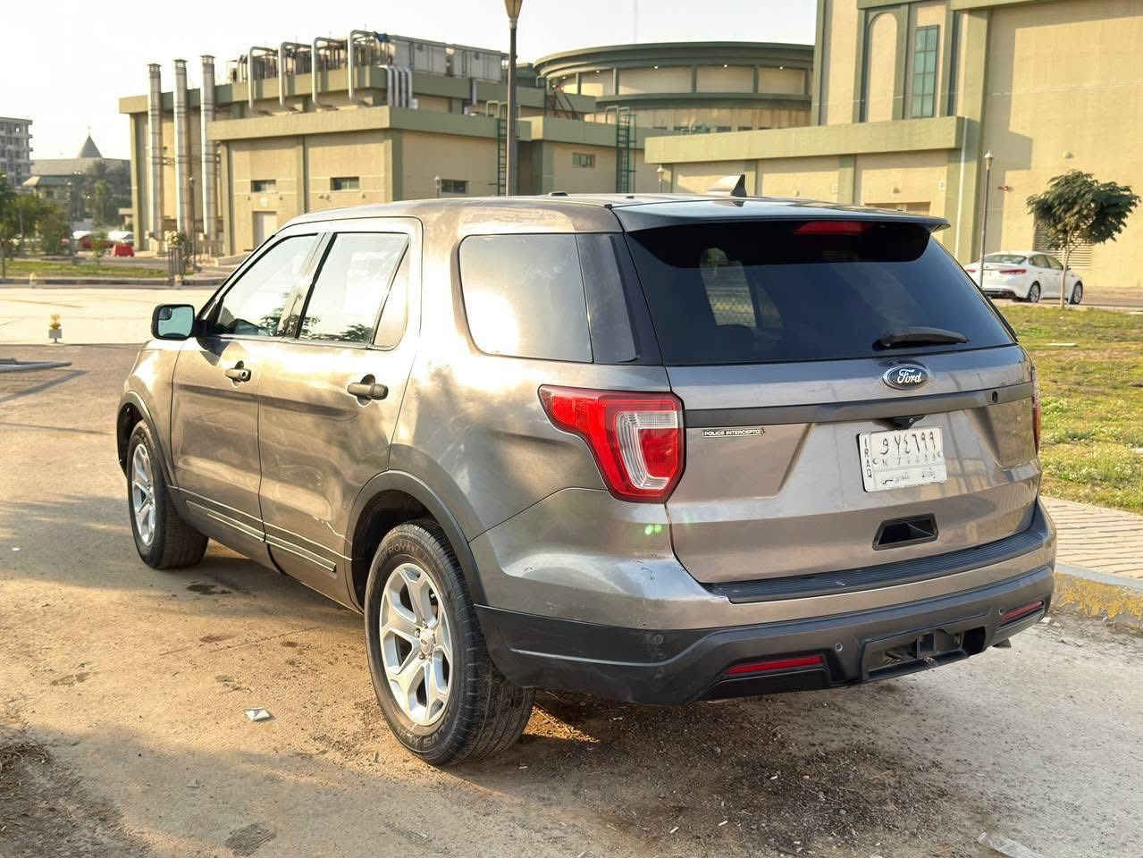 السلام عليكم فورد اكسبلور موديل 2019 رقم بغداد انكليزي هزة جديده سنويه جديده ورقم جديد باسمي شخصيآ تحويل مباشر محرك 6 سلندر 3700  كير تعليك شاشا كبيرة كامرة خلفيه دواره 
لايت زنون عالي ناصي السيارة بوليسي بيهه قطعتين ونص 
محرك كير تبريد خير من الله( صدرهه 75) ب ميه للبيع او مراوس شعندك نزل اقل او نفس السعر 160  السعر وبيهه مجال وهذا رقمي للاستفسار *********** مكاني بغداد
