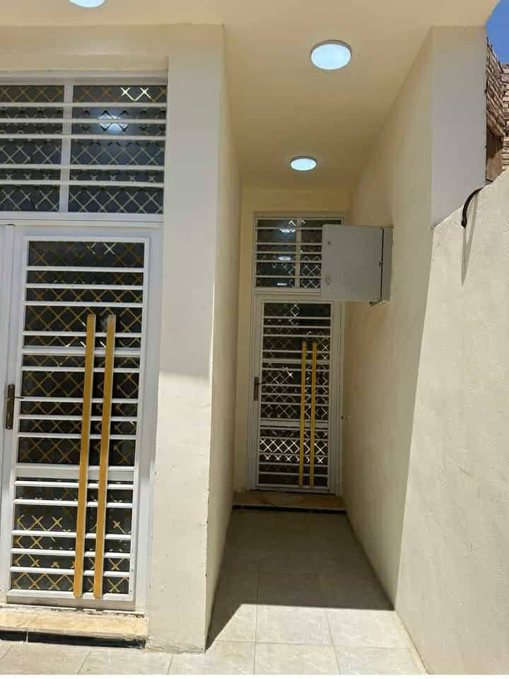 دار للبيع في حي ميسان الشريط قطاع 79 جديد غير مستخدم 
المساحة 100 متر
الواجهة 5متر 
النزال 20 متر 
الدار طابقين جديد بناء صب كونكريت وخريطة حديثه وفي مكان مميز
يحتوي الطابق الأول على غرفة وصالة واستقبال ومطبخ وصحيات 
والطابق الثاني يحتوي على غرفتين وصاله وصحيات
السعر 160 مع المجال 
لمزيد من التفاصيل الإتصال على الرقم التالي 
***********
ابو حسن الخفاجي 
مكت مكتب اسد بغداد للعقار النجف حي ميسان
