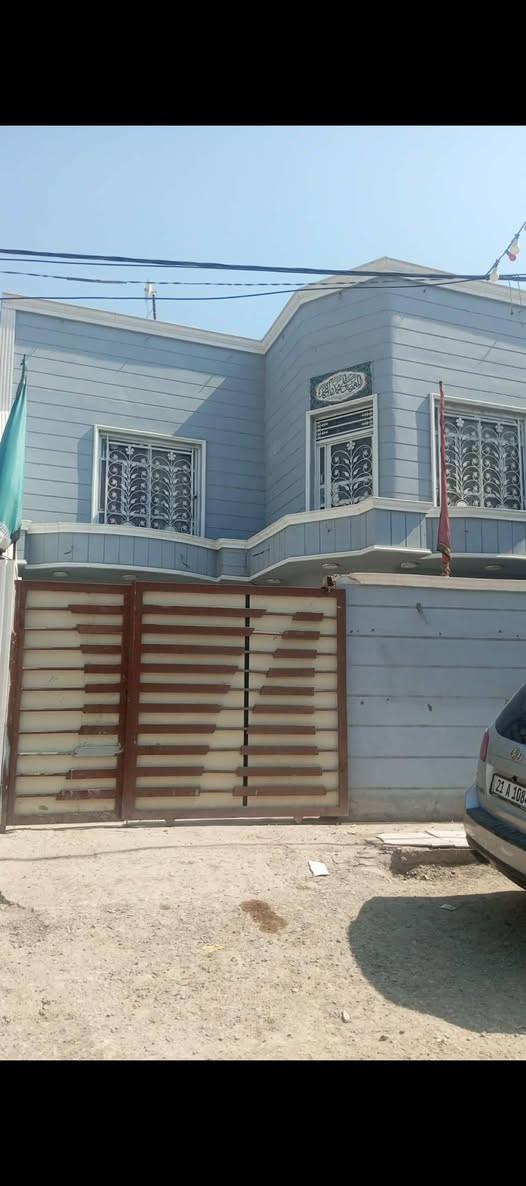 السلام عليكم بيت البيع طابقين بناء جديد بل 21  
الطابق الأول يحتوي على غرفه وصاله ومطبخ وبراني وصحيات داخليه وخارجية الطابق الثاني يحتو عله ثلاث غرف وصاله وصحيات ومخزن العنوان حي الزهراء خلف مجمع السفير استفسار اتصال عله الرقم‏‪***********‬‏
