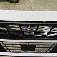 دعامية النتر 2024 لون ابيض بيها كسر بسيط من جهة اليمين للبيع العنوان ب...