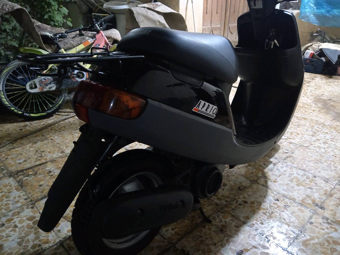 الدراجة المعروضة للبيع نوع أبريو، بحالة جيدة و لون أسود رائع. مناسبة للتنقل داخل المدينة وذات كفاءة في استهلاك الوقود. لا يوجد عليها أي خدوش أو أضرار واضحة من الخارج.