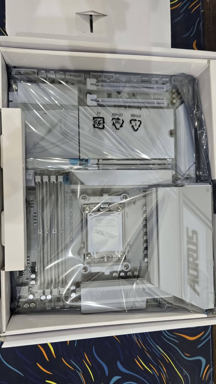 السلام عليكم
بورد جديد ممفتوحة ابد 
X870e aorus pro ice 
السعر 550 الف
مكاني بغداد وتوصيل موجود
***********
