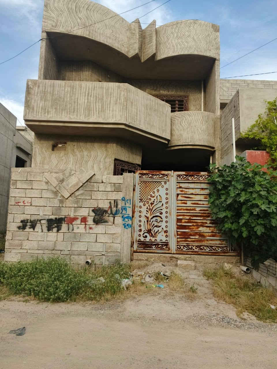 بيت للبيع
🔥🔥 فرصة لا تعوض - بسعر مغري جداً 🔥🔥
🏡 بيت للبيع في الموصل - منطقة جمعية المولدات (زراعي)

✅ باسم شخصه
✅ يمتلك كارت
✅ التحويل مباشر

📐 المساحة: 120 متر📏 
الواجهة: 6 متر📏 
الطول: 20 متر

🏠 مكون من طابقين2 :

🔹 الطابق الأول :• غرفتين 2 (من ضمنها غرفة استقبال)• مطبخ• صحيات
🔹 الطابق الثاني :• غرفتين2 • صحيات

✨ مميزات إضافية:

✔ منور
✔ سطح أمام البيت
✔ سطح خلف البيت
✔ الوطني + سحب المولدة من الفرع الموجود خلف البيت مباشرة
✔ الماء متوفر إن شاء الله

🔨 البيت ناقصه فقط مرحلة البناء الثانية، 
وفرصة ممتازة لمن يريد إكماله حسب ذوقه الخاص.

💰 السعر: 65 مليون دينار فقط 🔥⚡ ويوجد مجال بالسعر للجادين فقط ⚡

📞 للتواصل:***********

📩 مراسلة على الخاص (ماسنجر)📱 أو واتساب:***********

🚨 بيت بسعر مناسب وموقع جيد، لا تضيع الفرصة قبل البيع.

🌷 مع خالص التحية والتقدير 🤝
