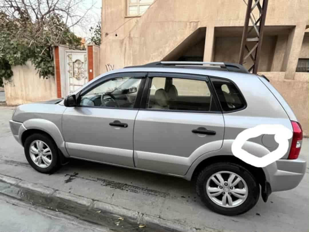 للبيع توسان 2009 كوري محرك 2000 ماشيه 143 ألف حقيقي السيارة بسمي ضررها فقط يم قبغ البانزين للتواصل ***********
