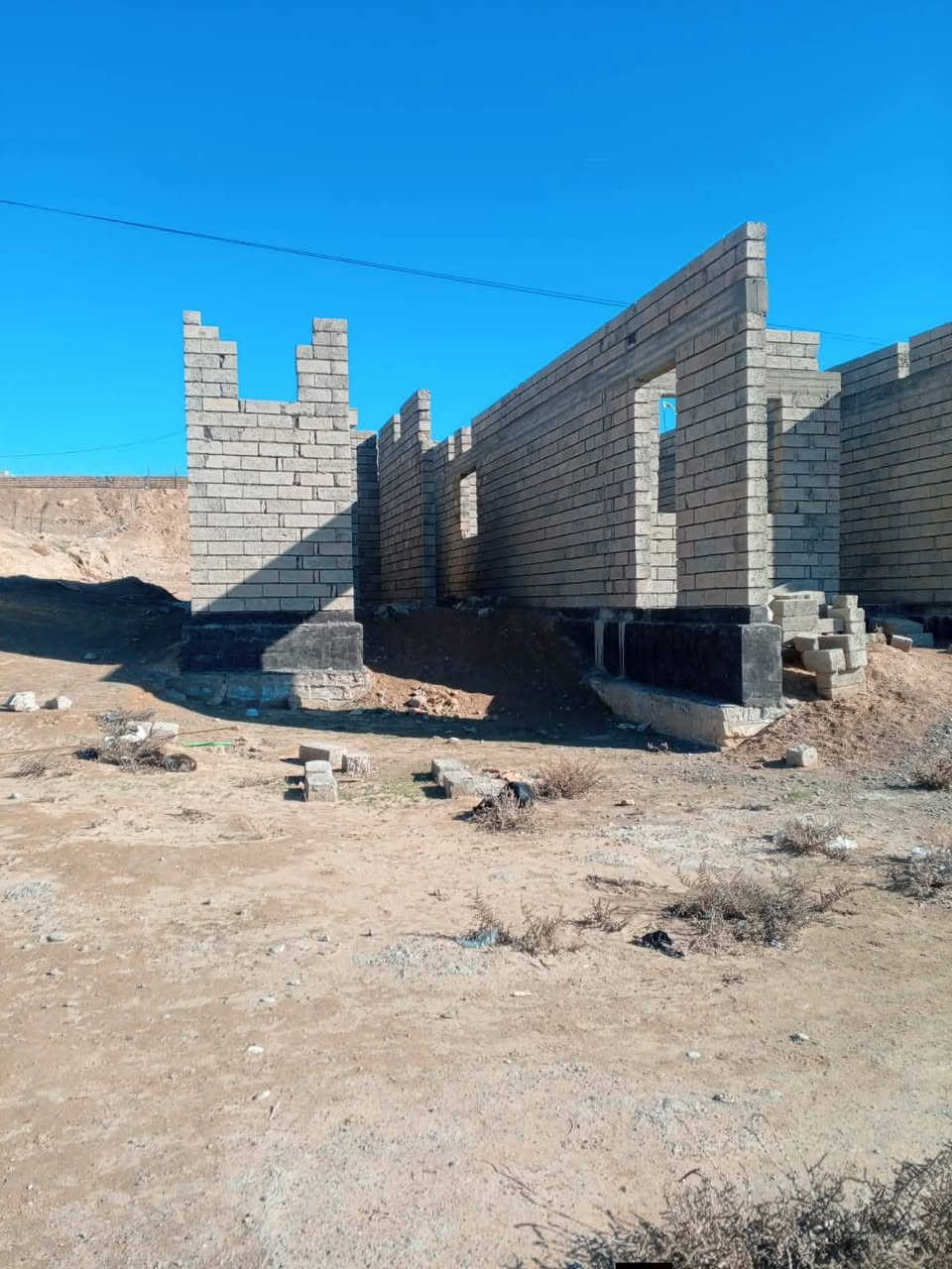 هيكل بيت للبيع
مساحة الأرض: 950 مترا
مساحة البناء: 200 مترا

التفاصيل:
 • 2 غرفة نوم
 • صحيات داخلية وخارجية 
 • هول واسع مع رابعة واسة
 • مطبخ حار + بارد
 • مخازن خارجية
 • أساس حديد قوي (واحد ونص طن)
 • رباط كامل للبيت نص طن حديد
 • 400 بلوك متواجدة داخل البيت
 • ماء واصل
 • كهرباء واصل

الموقع:
خلف مقر أم هنادي – الجميلي
يبعد عن التبليط 150 متر فقط

السعر: 33 مليون دينار
💬 قابل للتفاوض 
***********
***********
