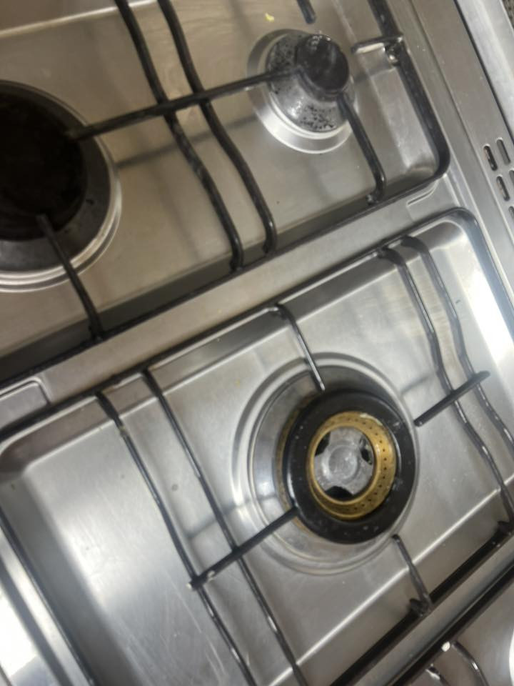 طباخ نظيف فرن ممشتغل والعين الوسط ممشتغله سعره 200 للاتصال ***********
