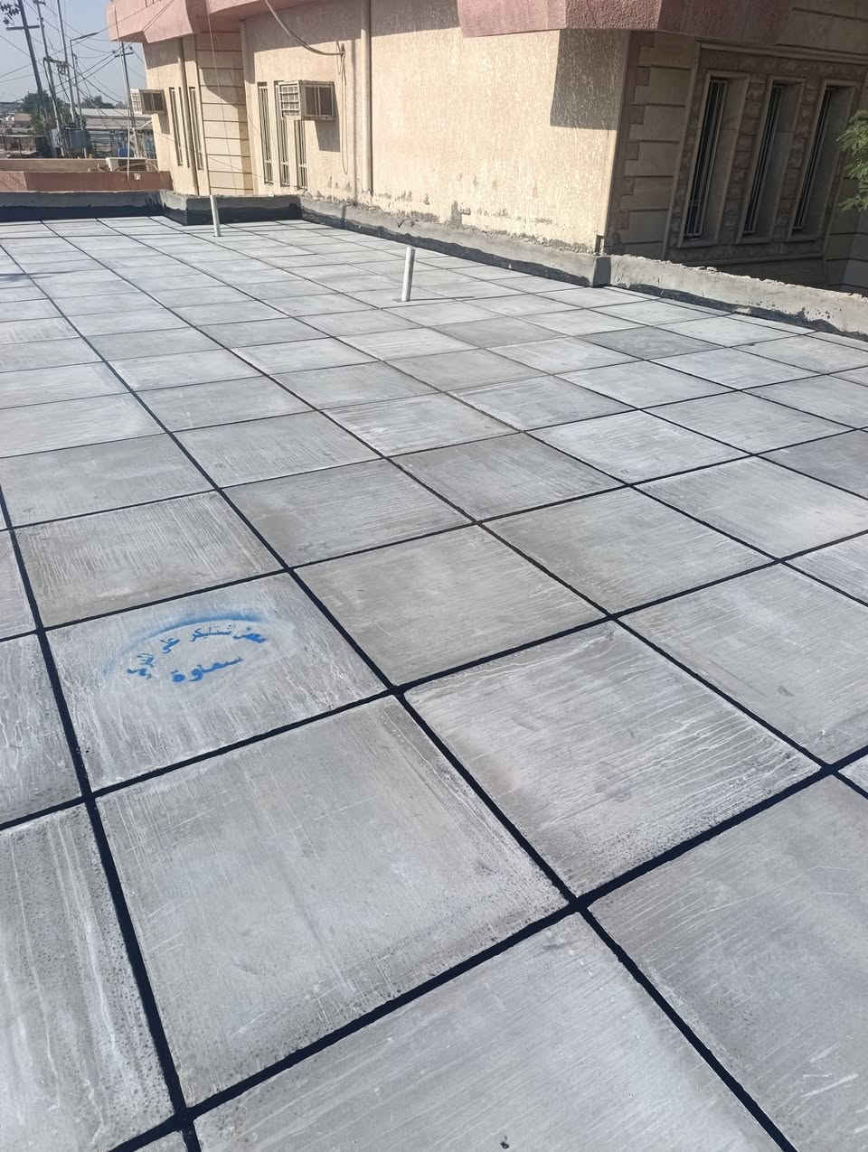 بسم الله الرحمن الرحيم تطبيق الاصطح بلاشتايكر وبشرط يكون من السماوة بلاضافه الى تنضيف السطح بلهواء وطلائه بمادة الفلانكون الاماراتي الاصلي واضافه زفت حار والنايلون الزراعي والزميج المخلوط والمرحله الاخيره الماستك الحار وبشرط تفحص صطحك  للاستفسار اكثر *********** واتساب او اتصال
