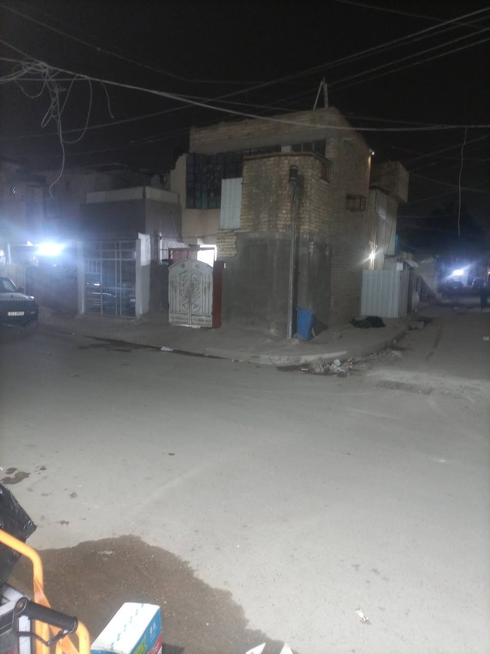 للبيع ملك صرف المساحه ٦٥ متر يحتوي على صاله ٥×٤ غرفة نوم٥×٤ طرمه مطبخ صحيات محل معزول عن البيت الطابق الثاني غرفتين نوم ٥×٤ صب مسلح الثانيه ٤مربع الجدران بناء السقف سندويج حمام  +ممرالطول ٥ العرض ٢ متر سطحين على الشارع العام الشرطه الخامسه  شارع المدارس مقابل مول العائله سعر مناسب جدا***********
