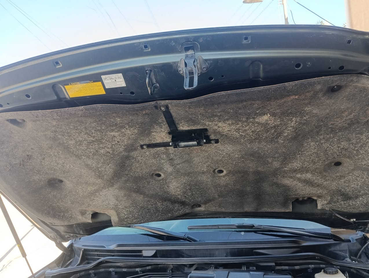 السلام عليكم لاندكروزر موديل 14 مكفولة سته سلندر اللون زيتوني باسمي للبيع 375ماشيه 250الف
