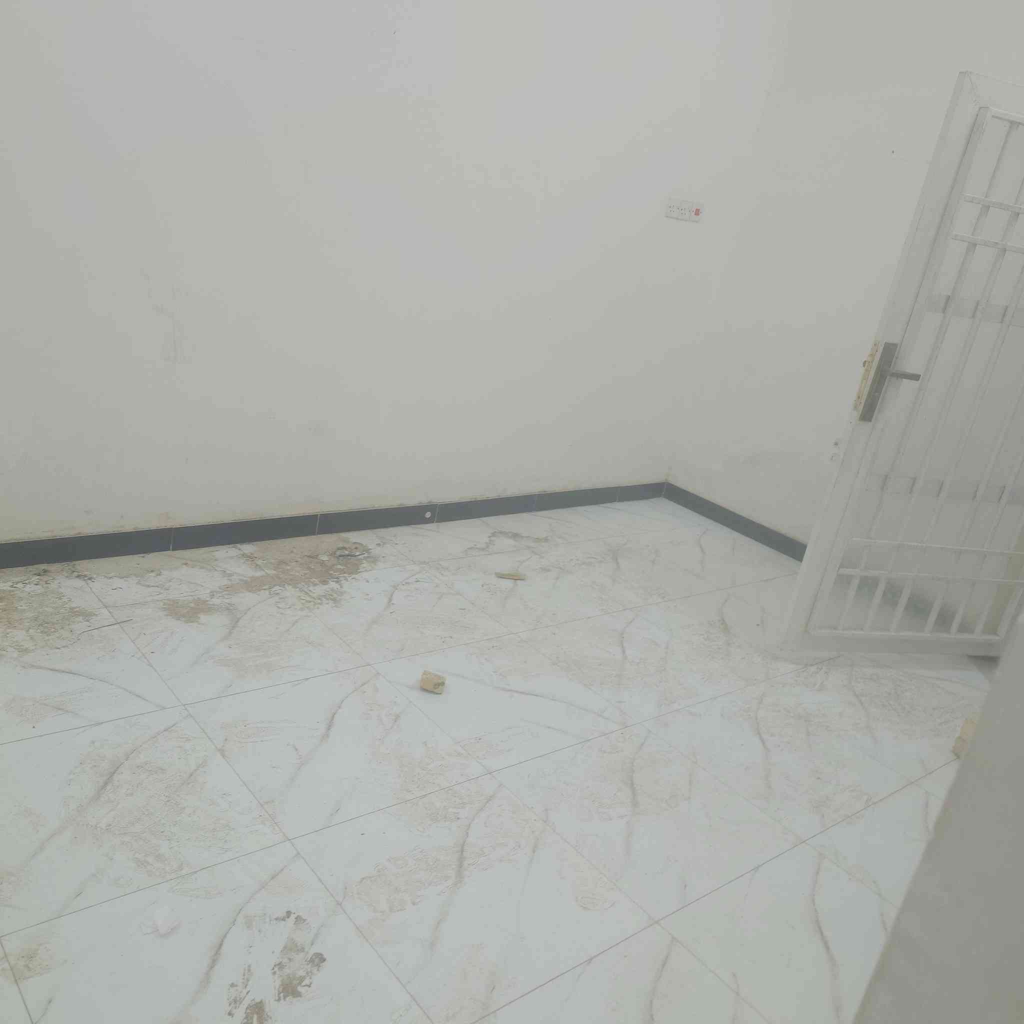 بيت للايجار خلف المعهد غرفه وصاله ومطبخ واستقبال حمامات طارمه ايجاره 300
***********
حي الزهراء
